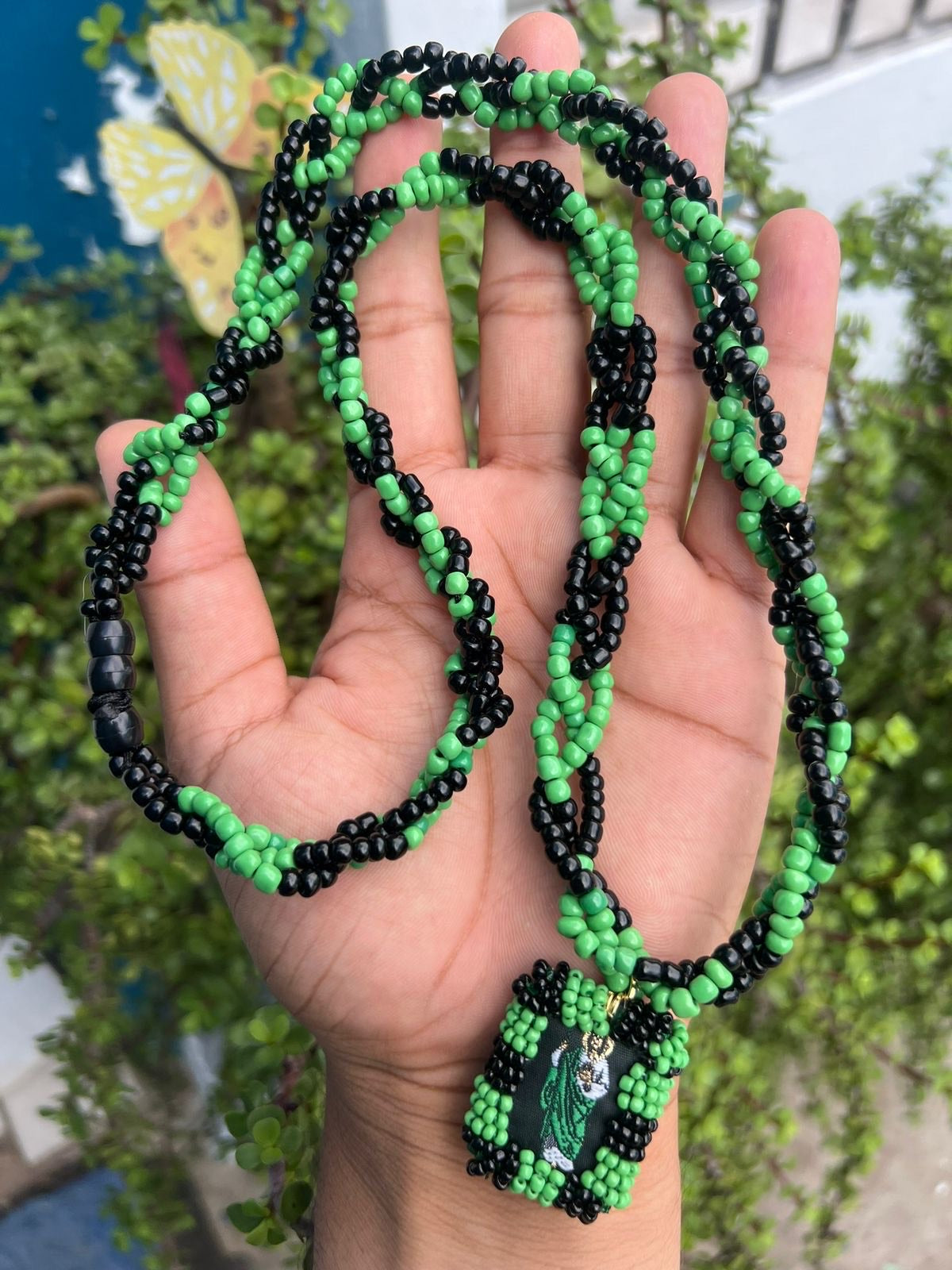 Collar trenzado verde y negro con escapulario