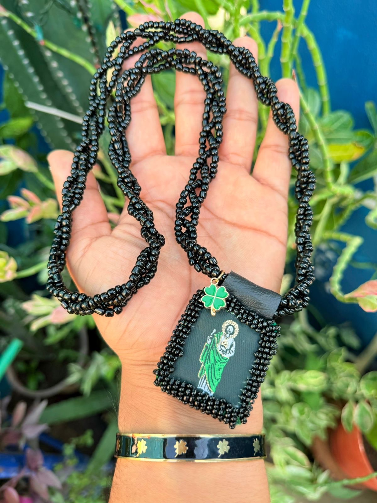 Collar trenzado negro con escapulario