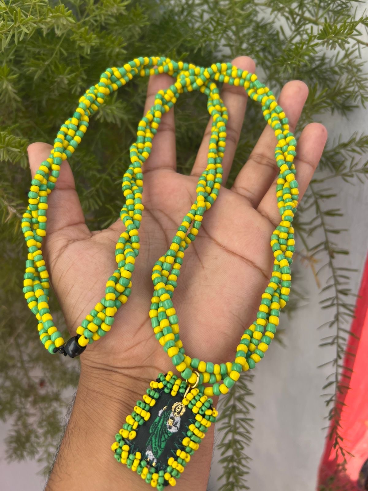 Collar trenzado verde y amarillo con escapulario