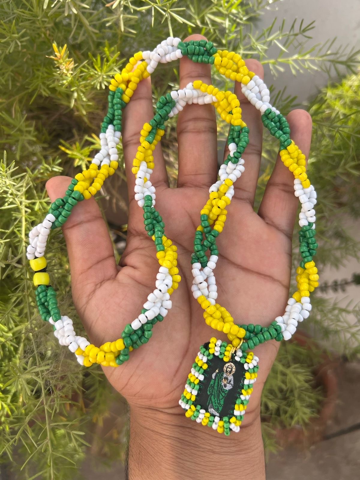 Collar trenzado verde, blanco y amarillo con escapulario