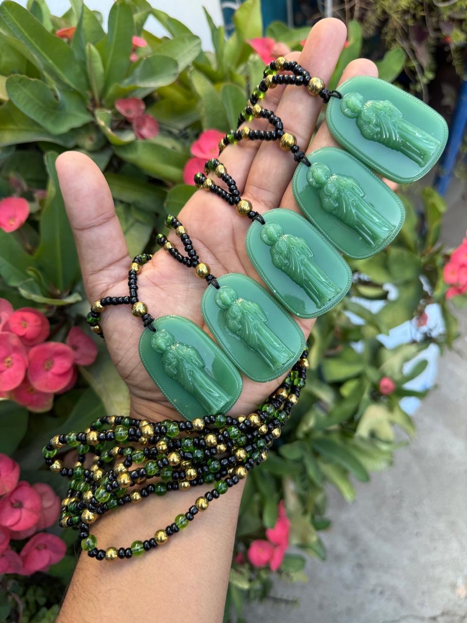 Rosario San Juditas Verde con cuencas chapadas en oro natural